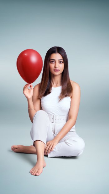 Celebrity Radhika Apte Phone Wallpaper