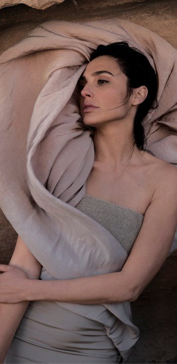 Celebrity Gal Gadot Phone Wallpaper