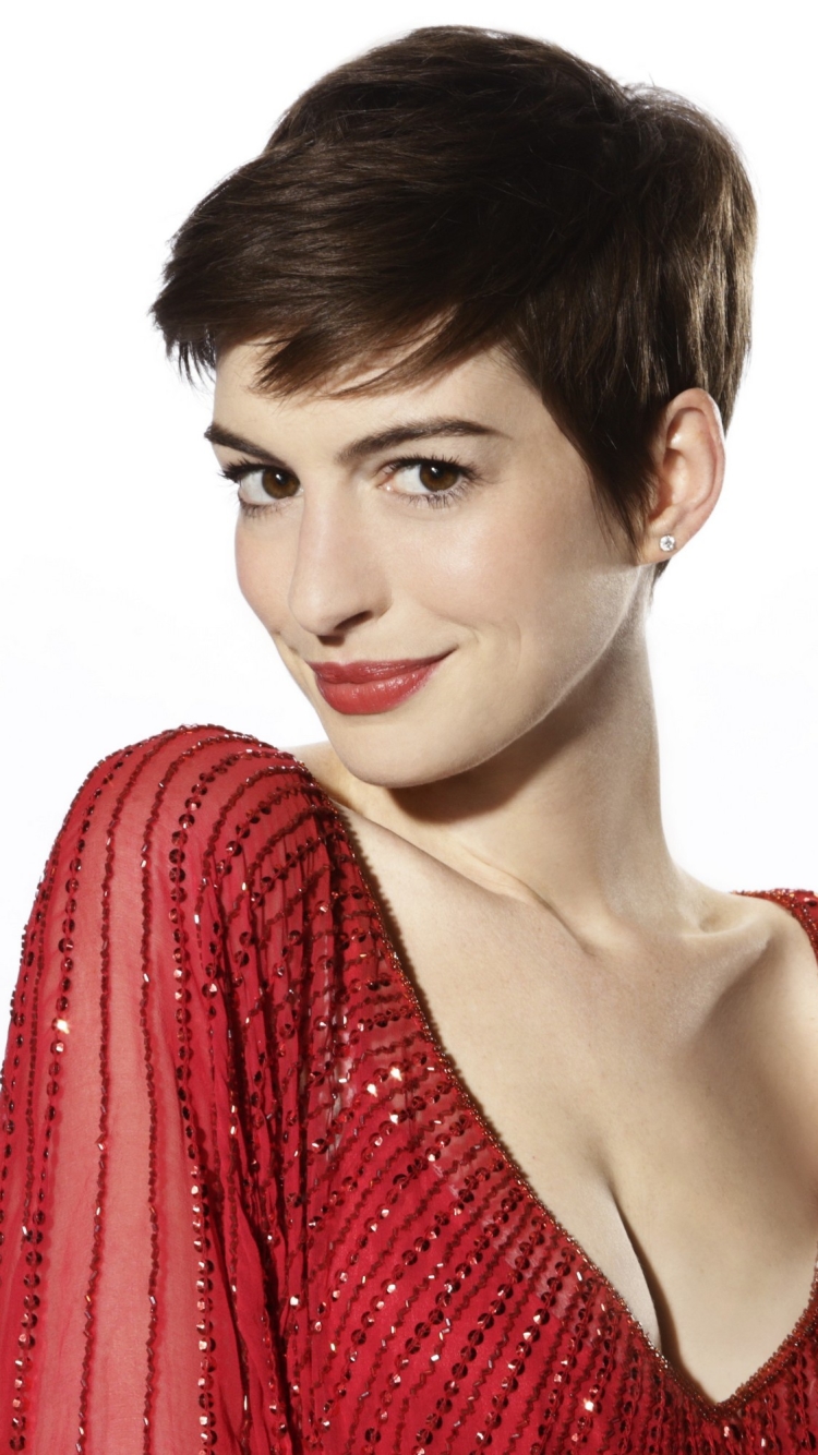 Anne Hathaway promotes Song One gags over chardonnog | Thick hair styles, Short  hair styles, Short hair cuts