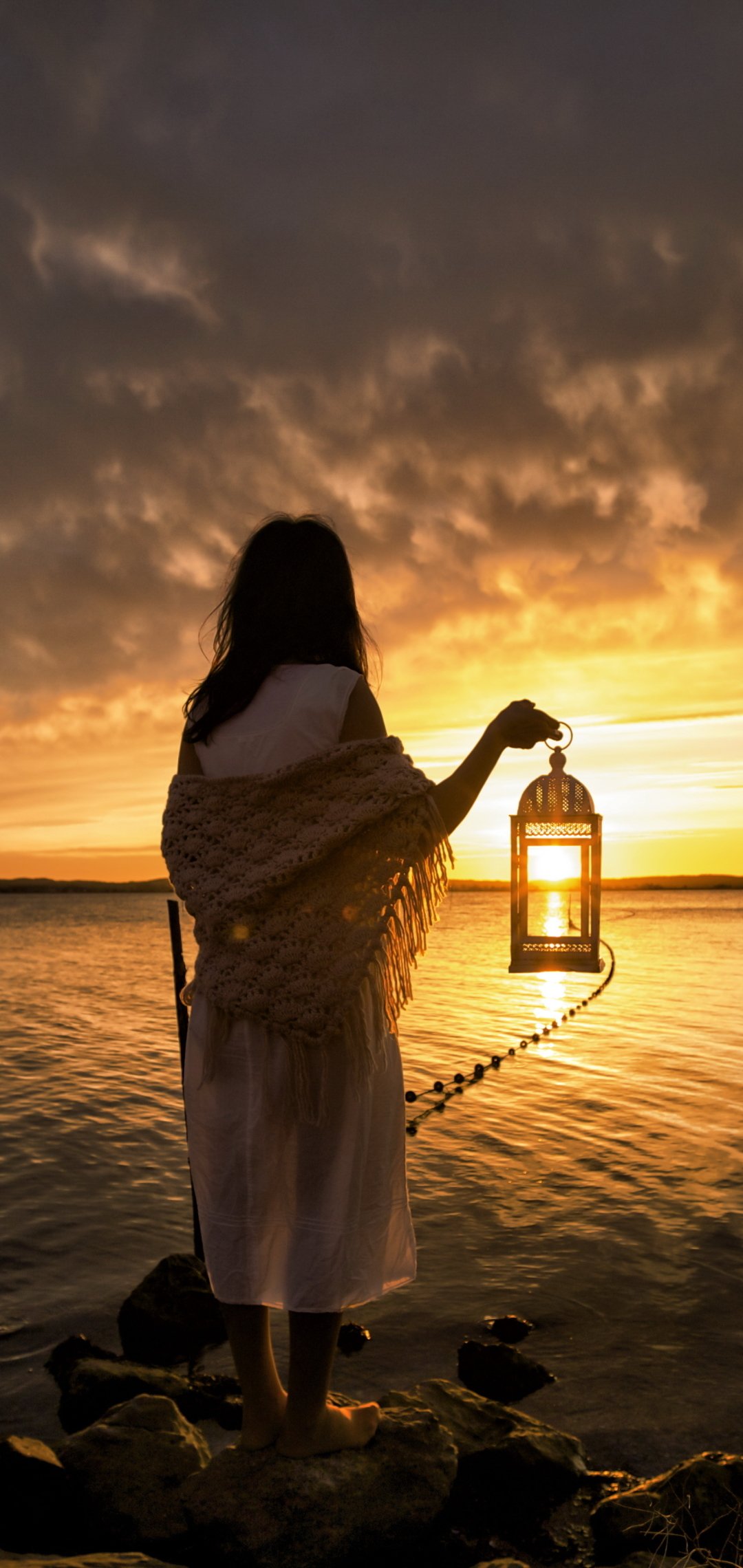 Download Lantern Woman Rear Phone Wallpaper