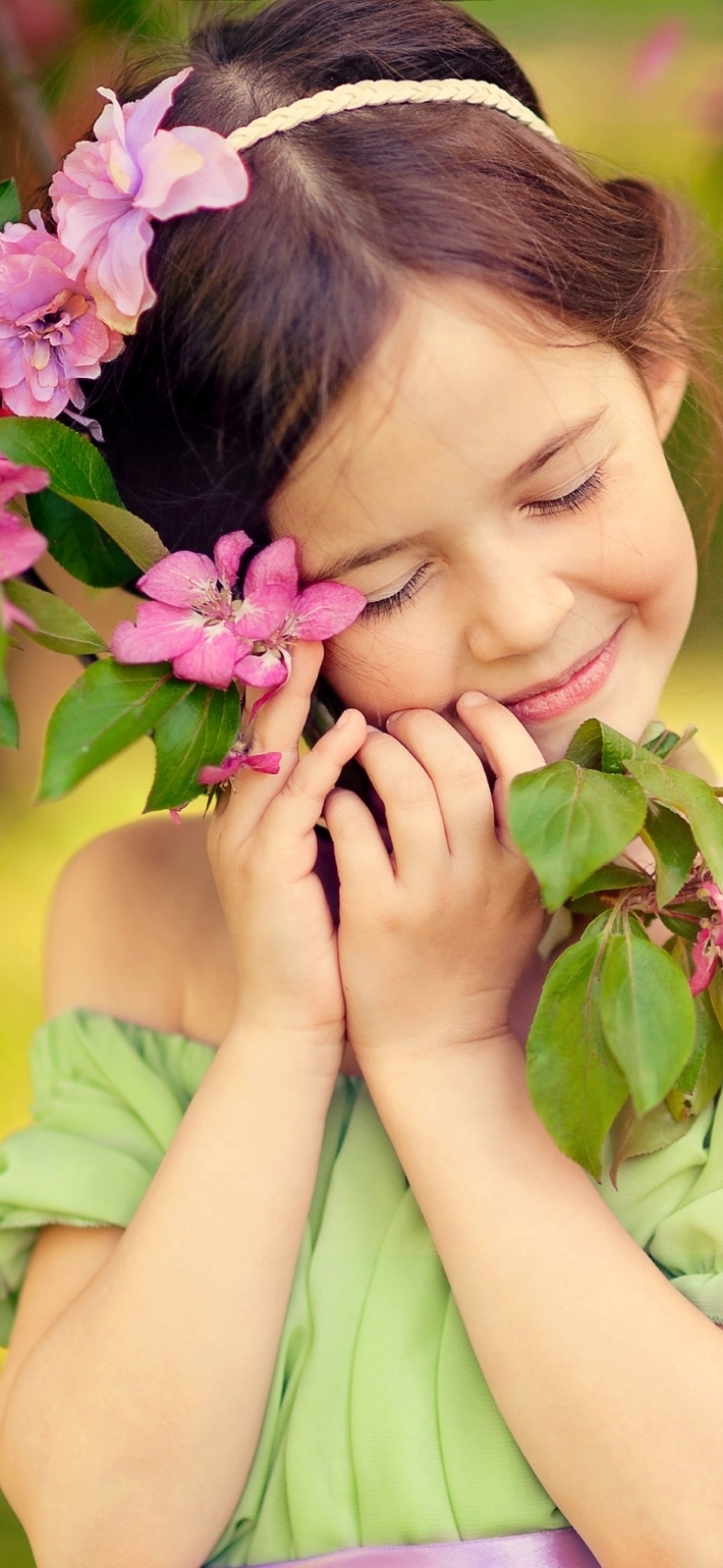 Joy girl. Девочка улыбается. Весенняя девочка. Радостная девочка. Весна радость счастье.