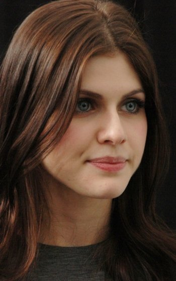 Celebrity Alexandra Daddario Phone Wallpaper