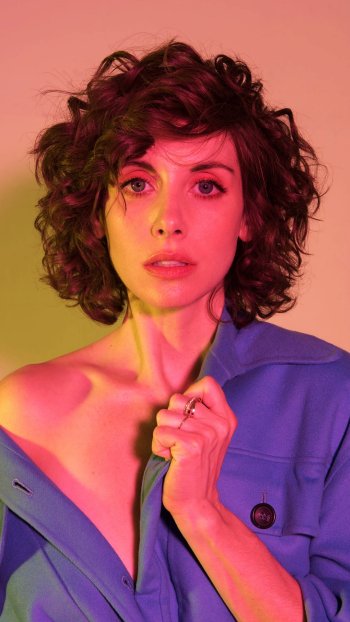 Celebrity Alison Brie Phone Wallpaper