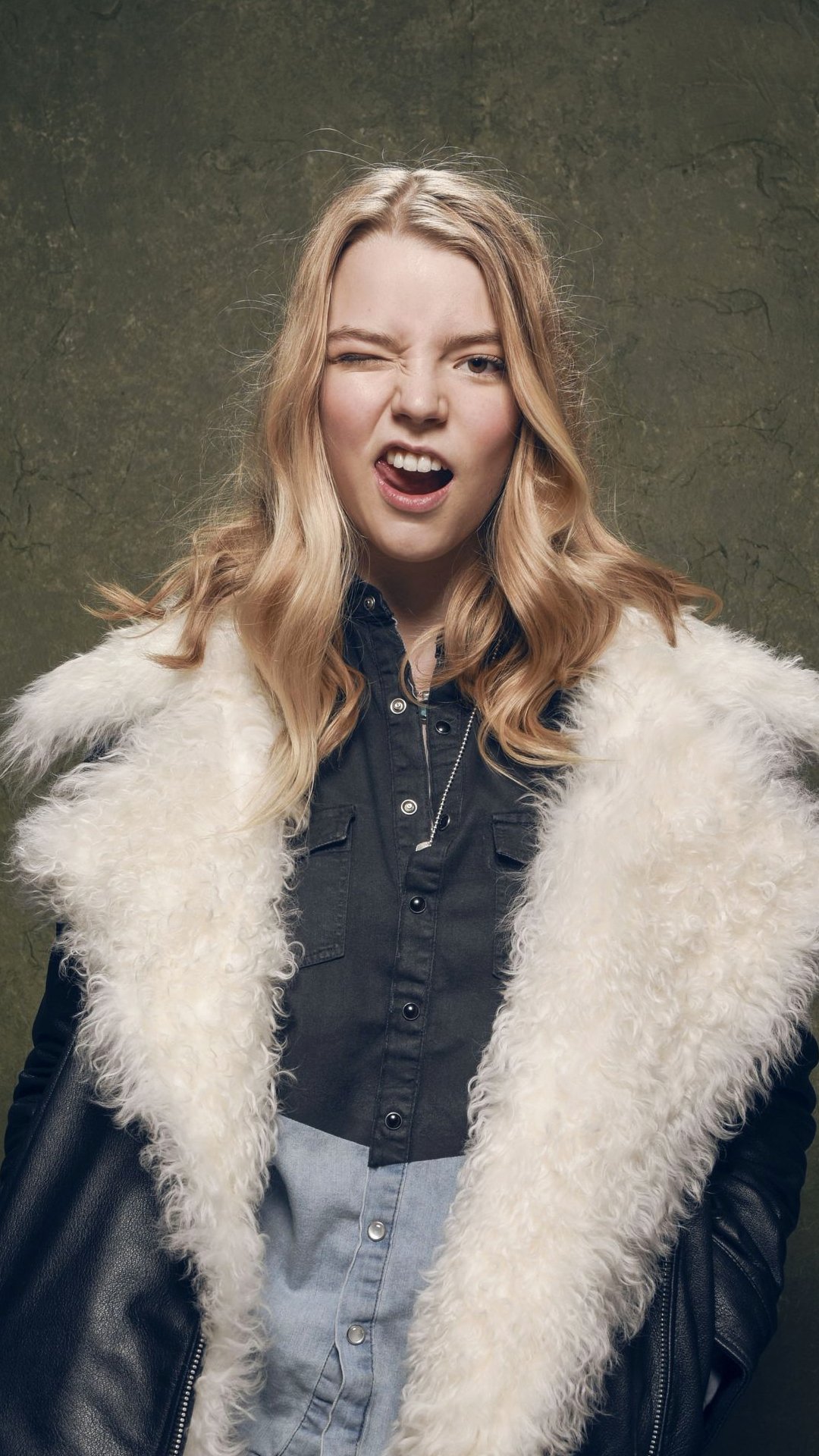 Download Celebrity Anya Taylor-Joy Phone Wallpaper
