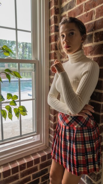 Celebrity Millie Bobby Brown Phone Wallpaper