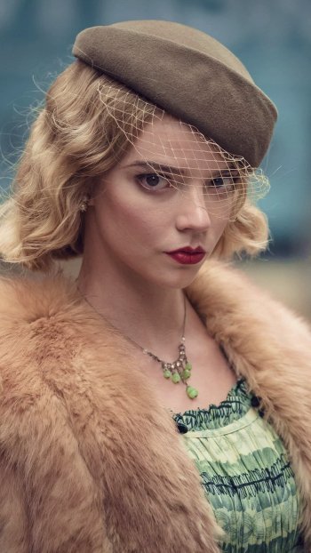 Celebrity Anya Taylor-Joy Phone Wallpaper