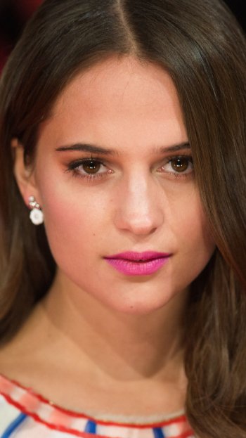 Celebrity Alicia Vikander Phone Wallpaper
