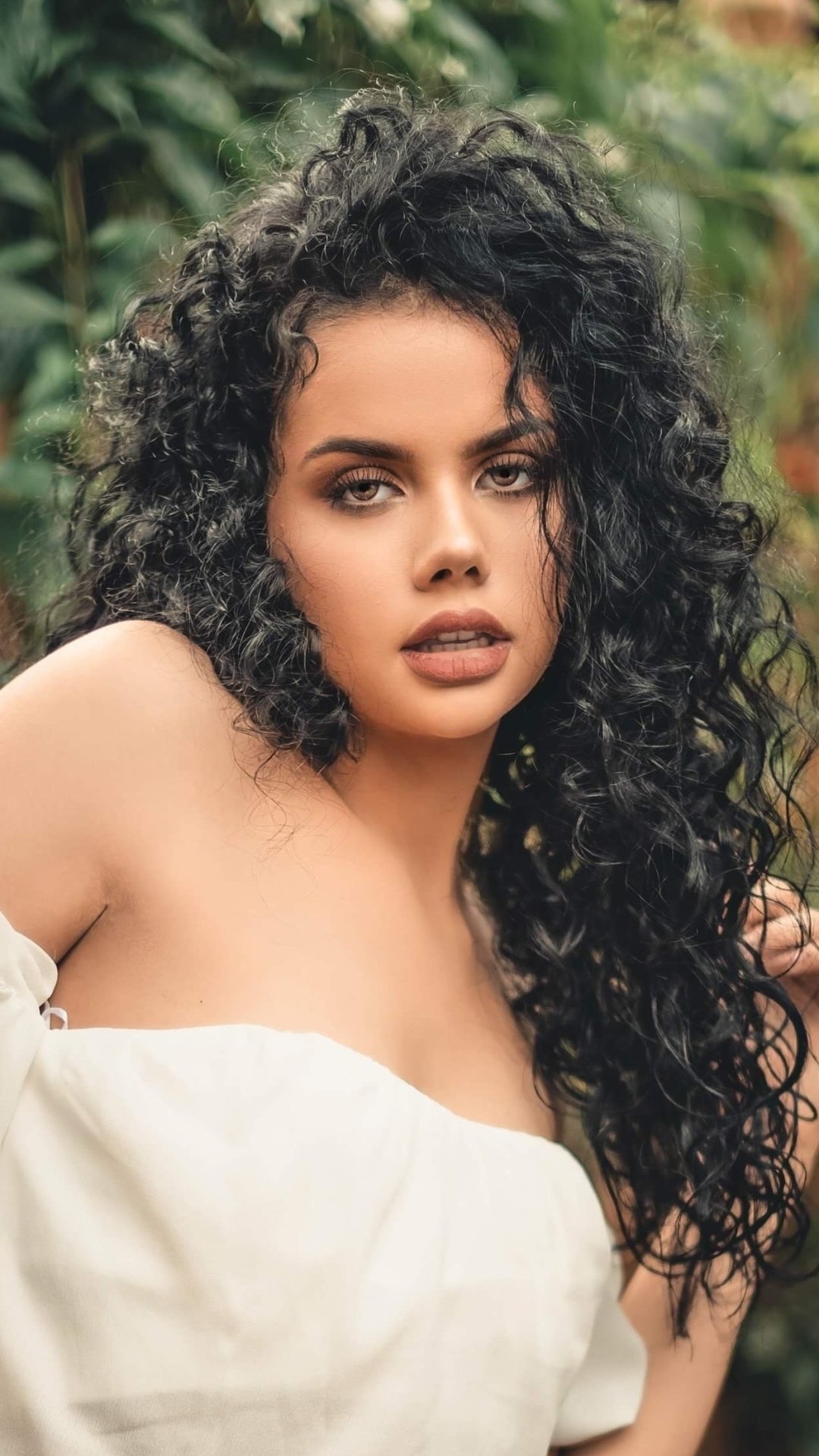 Download Curl Black Hair Woman Model Phone Wallpaper