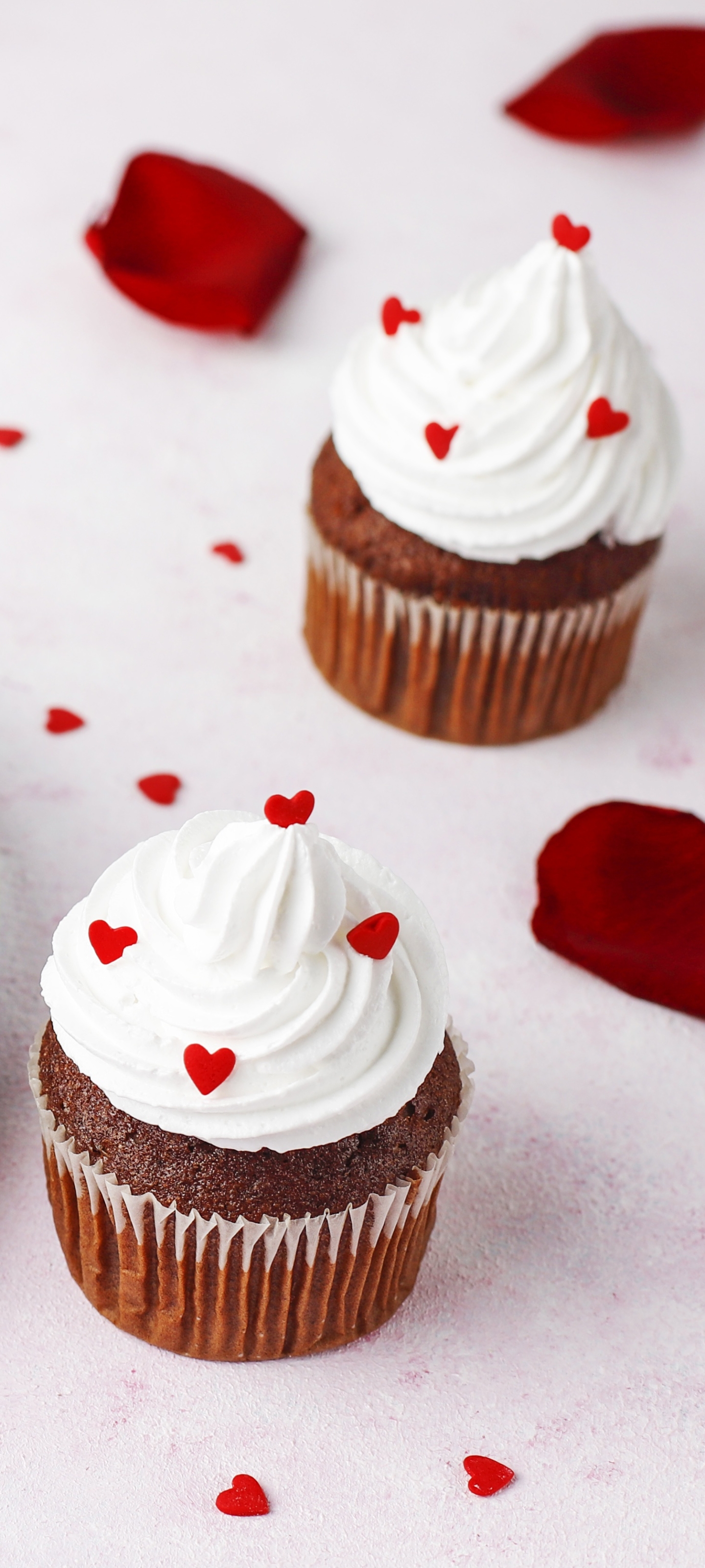 Cream Topped Cupcakes with Hearts and Roses ♥