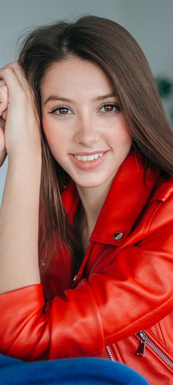 brown eyes smile brunette woman model Phone Wallpaper