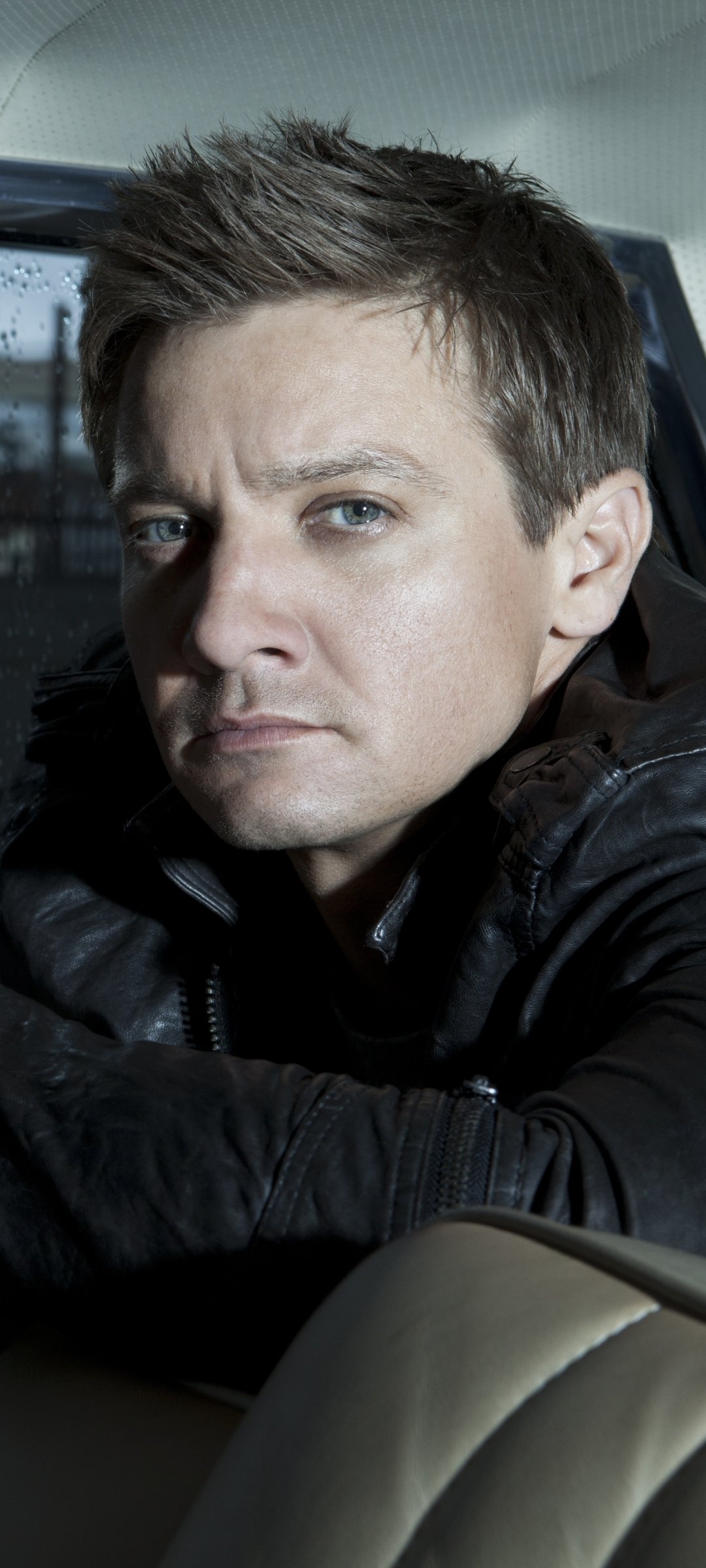 Download American Actor Celebrity Jeremy Renner Phone Wallpaper