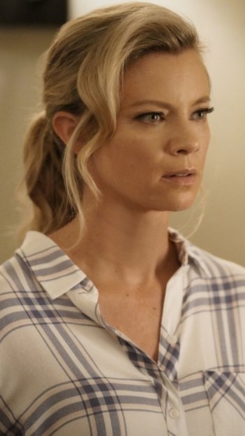 Barbara Whitmore Amy Smart TV Show Stargirl Phone Wallpaper