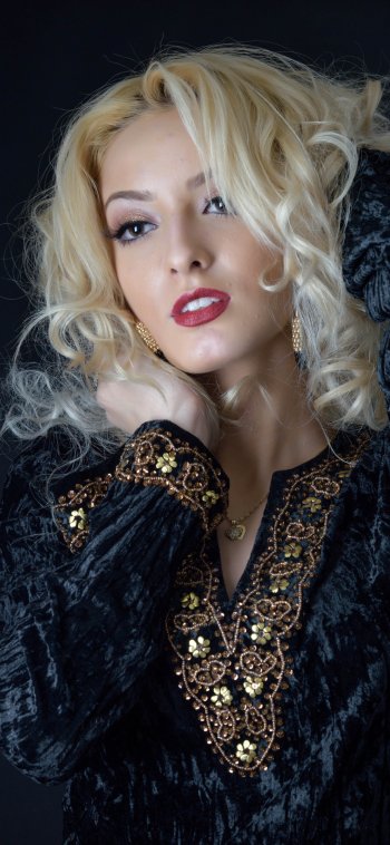 lipstick blonde woman model Phone Wallpaper