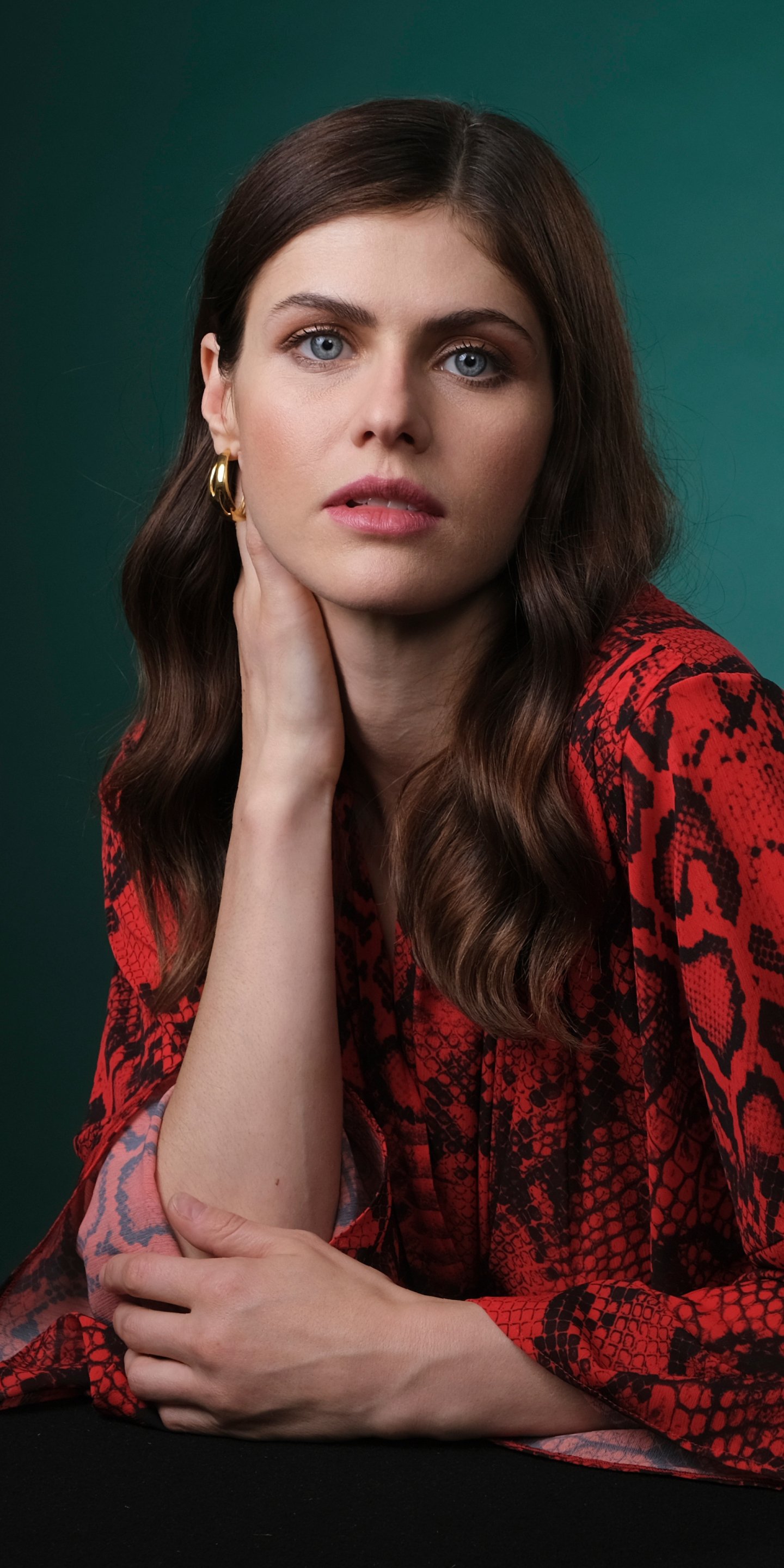 Download Blue Eyes Lipstick Brunette Actress American Celebrity Alexandra Daddario Phone Wallpaper