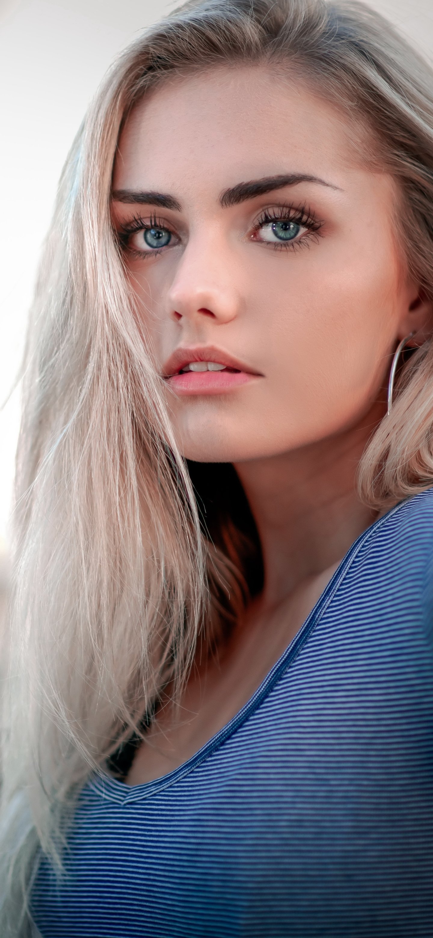 Download Blonde Woman Model Phone Wallpaper