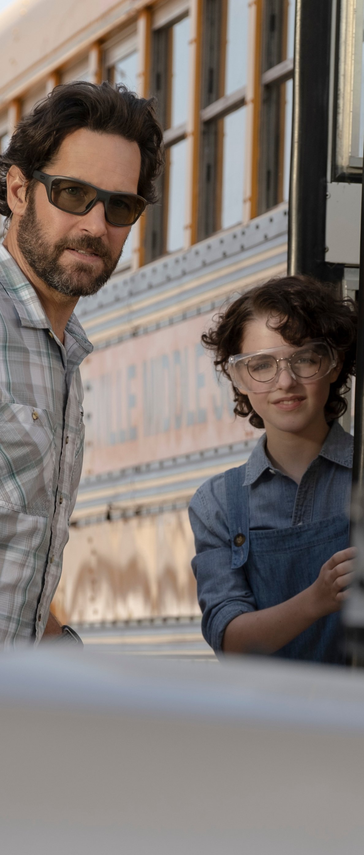 Download Mckenna Grace Paul Rudd Movie Ghostbusters: Afterlife Phone Wallpaper