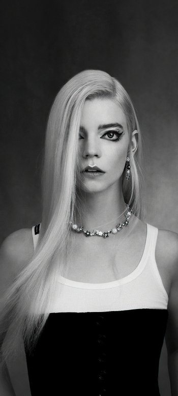Argentinian actress Black & White Celebrity Anya Taylor-Joy Phone Wallpaper