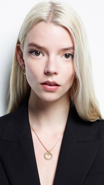 Celebrity Anya Taylor-Joy Phone Wallpaper