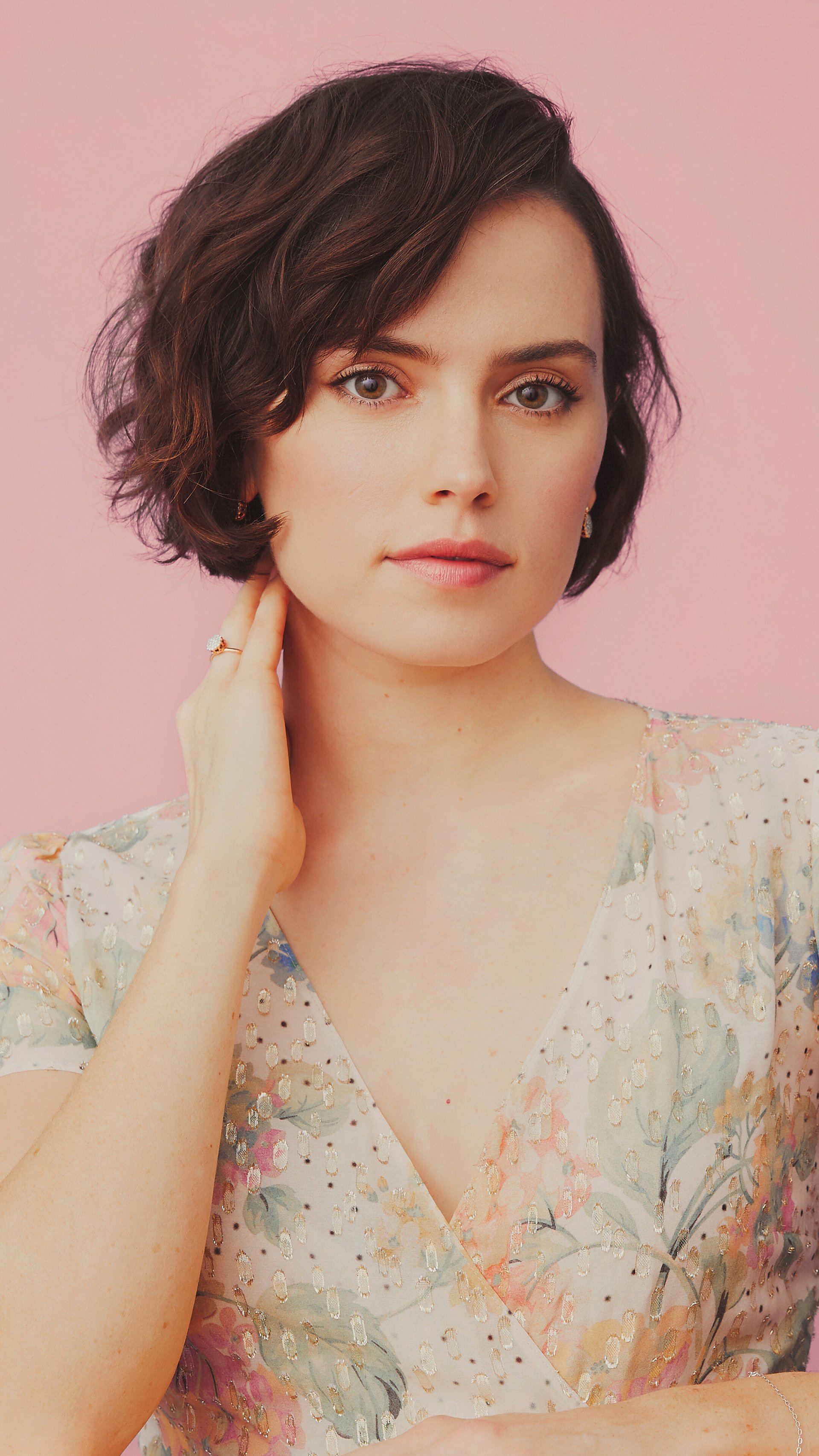Download Brunette British Actress Celebrity Daisy Ridley Phone Wallpaper