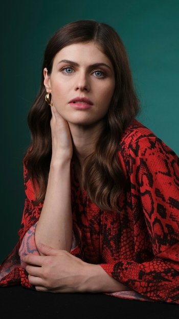 American brunette blue eyes actress Celebrity Alexandra Daddario Phone Wallpaper