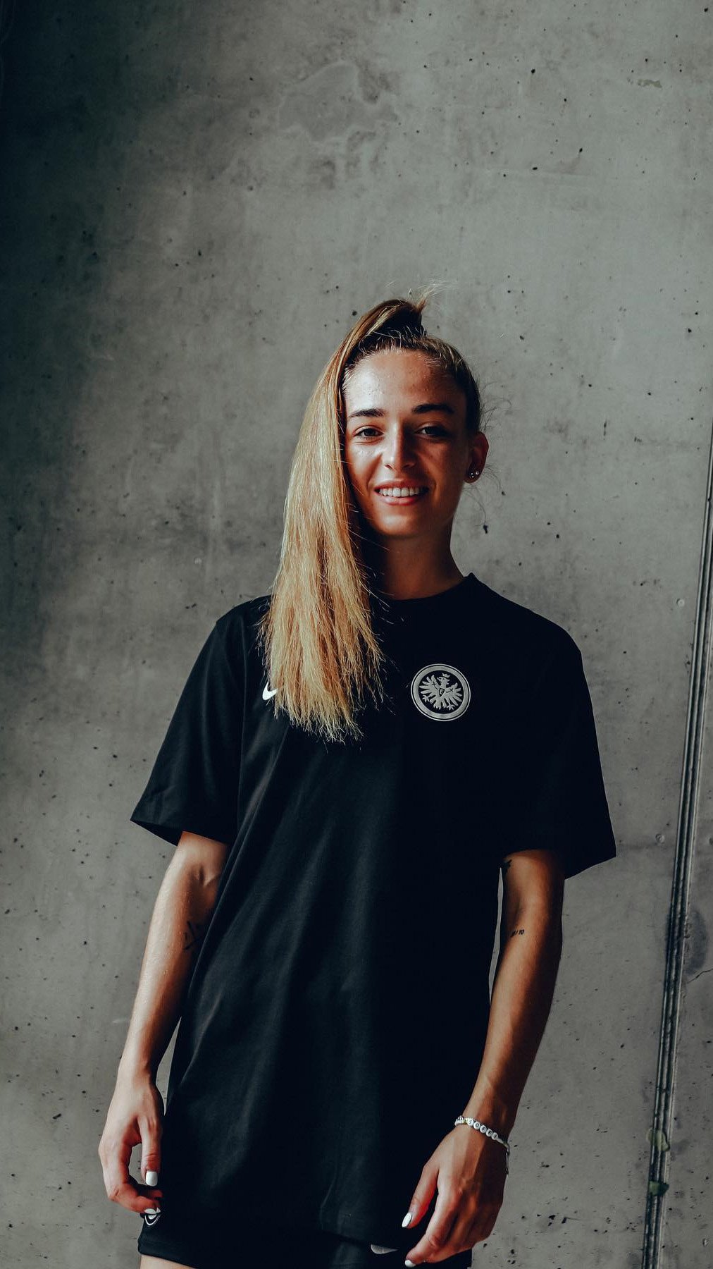 Download Eintracht Frankfurt Blonde Soccer German Sophia Kleinherne Sports Phone Wallpaper