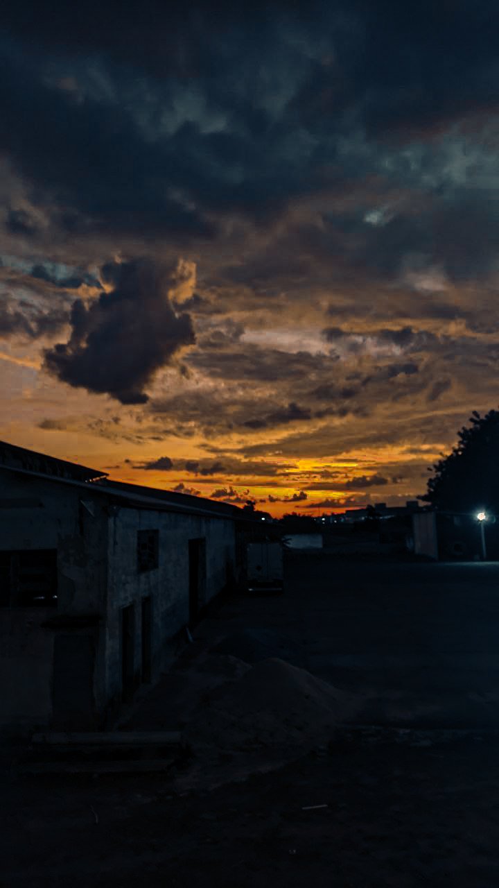 Sunset in an abandoned house by Hermano