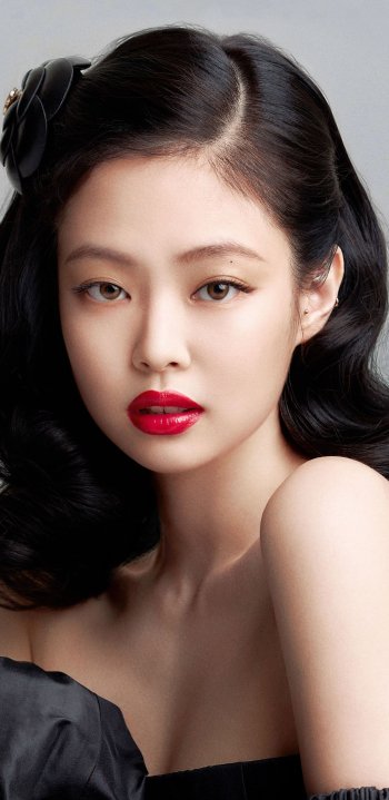 Phone wallpaper — glamorous close-up portrait with retro waves, bold red lips and smoky eye, evoking K-pop music and BlackPink-inspired style.