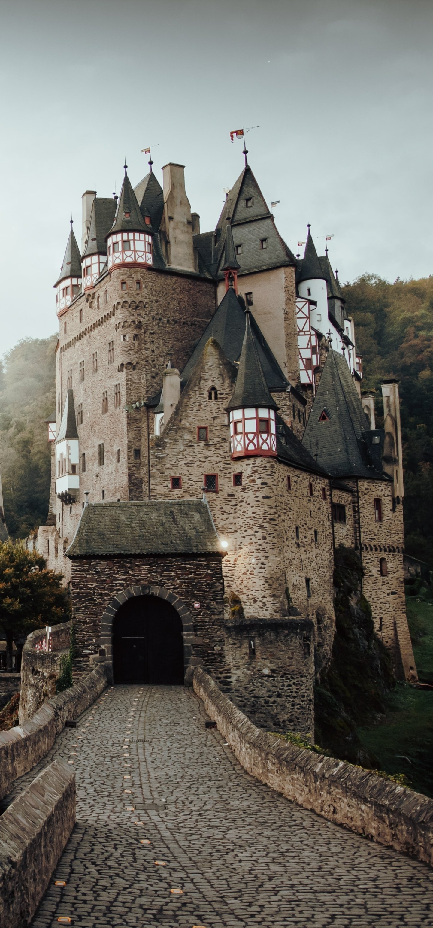 Eltz Castle iPhone Wallpapers